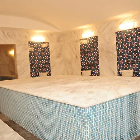 Отель Orfeus Queen 4*